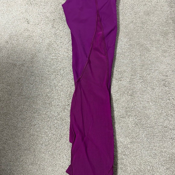 Lululemon high rise cropped leggings with mesh size 2 - Picture 3 of 3